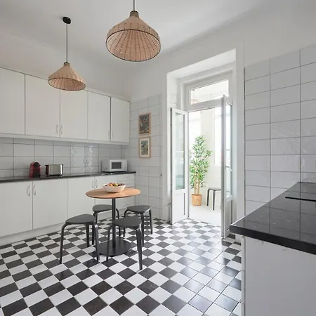 Bright Double In A Coliving 홈스테이