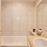 Bright Double In A Coliving Δωμάτια σε οικογενειακή κατοικία *