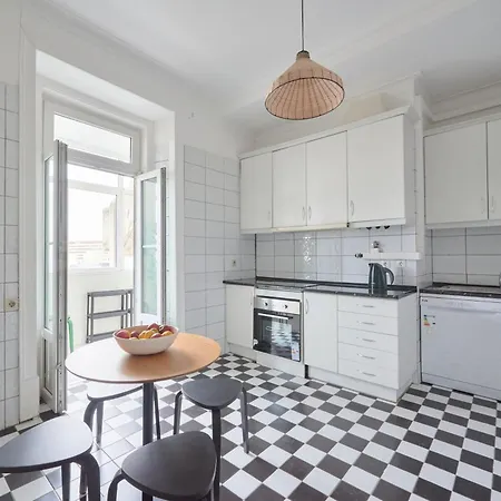Bright Double In A Coliving Lejlighed Lisboa