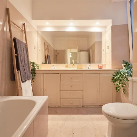 Bright Double In A Coliving Lejlighed Lisboa